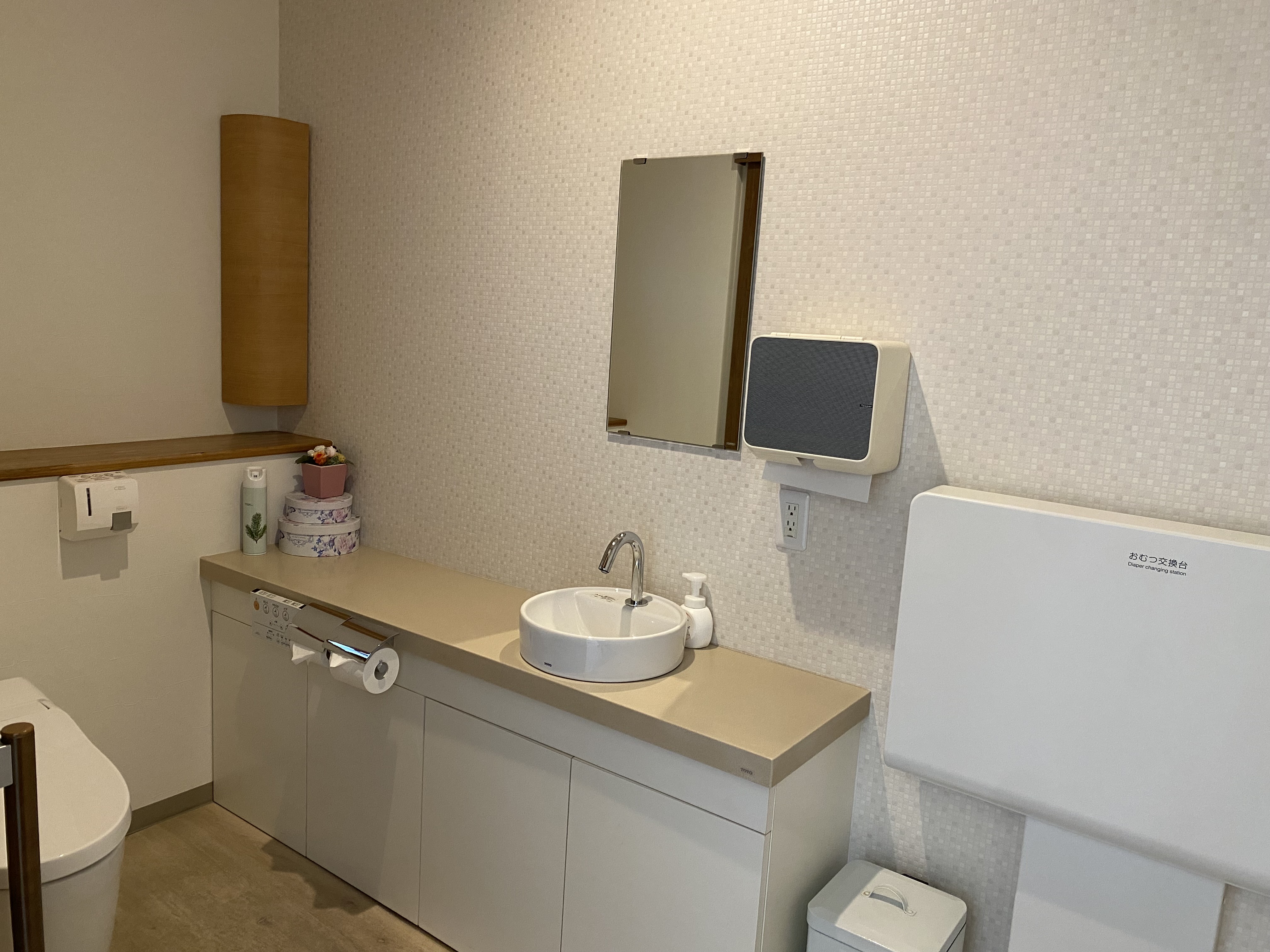 ベビーコーナー付の広々としたトイレ